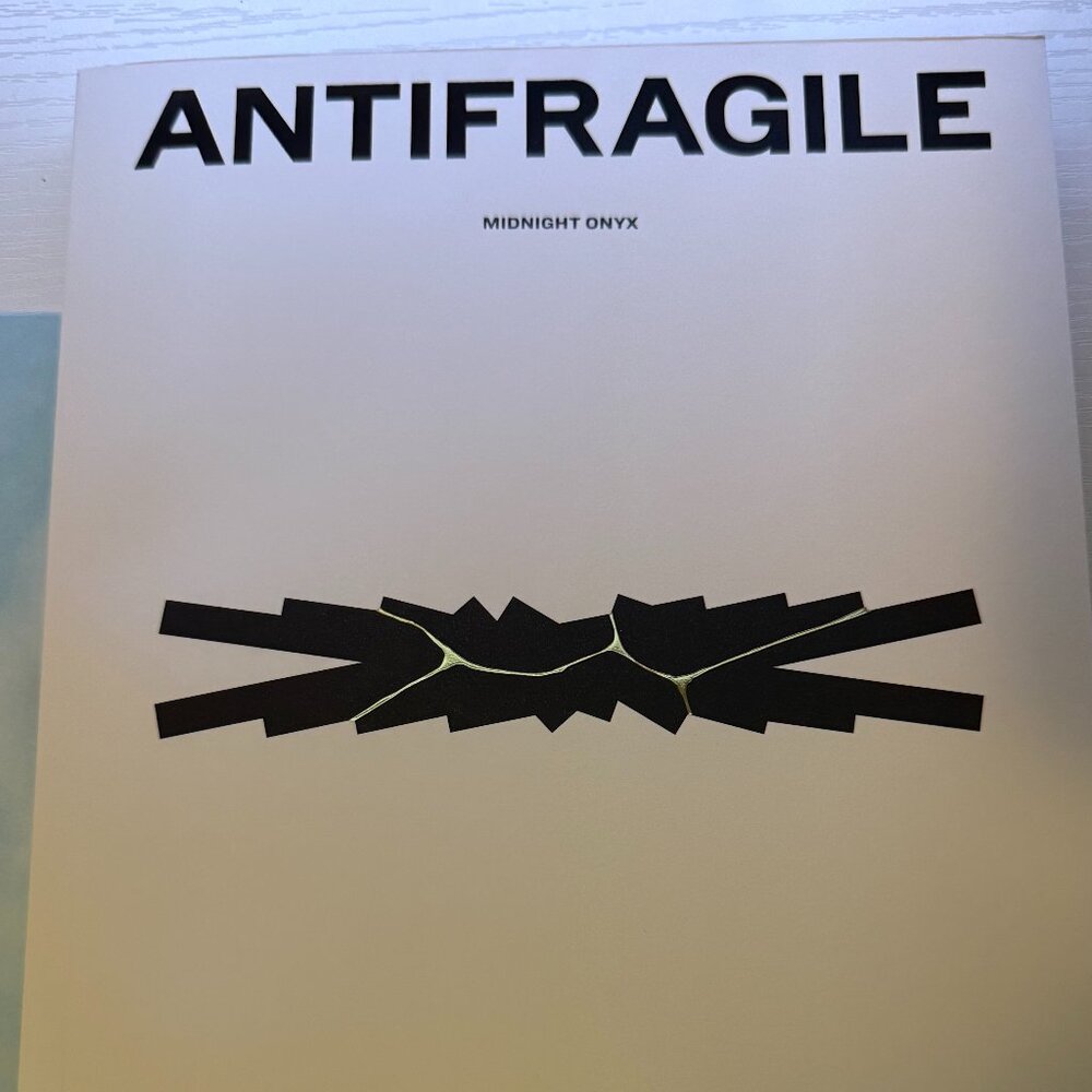 LE SSERAFIM 'Antifragile' Album - Picture 4 of 8